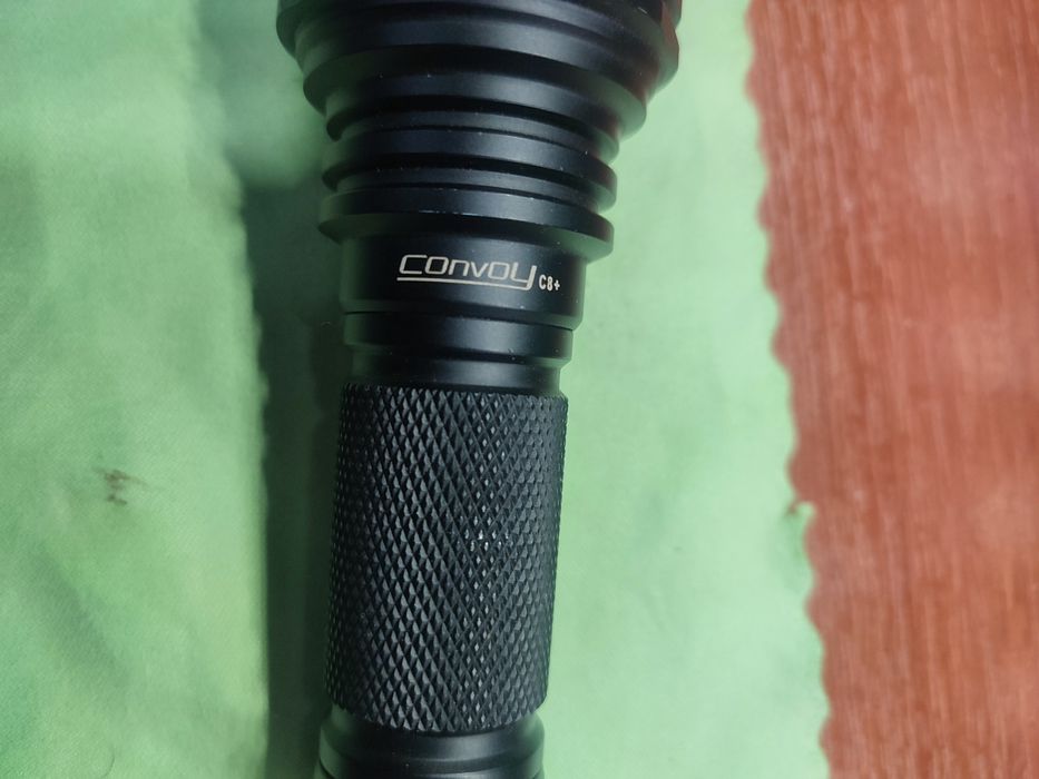 Тактический фонарь convoy c8+ sst40