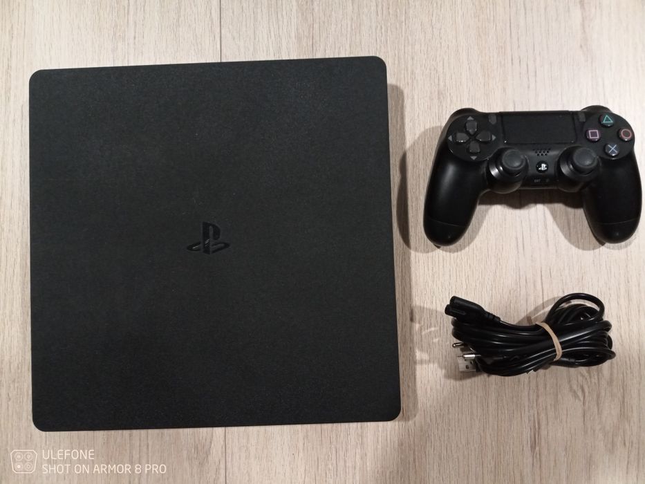 PS4 Slim na caixa excelente estado, como nova