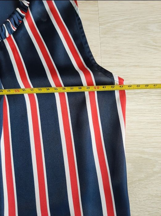 Blusa acetinada cavada às riscas S