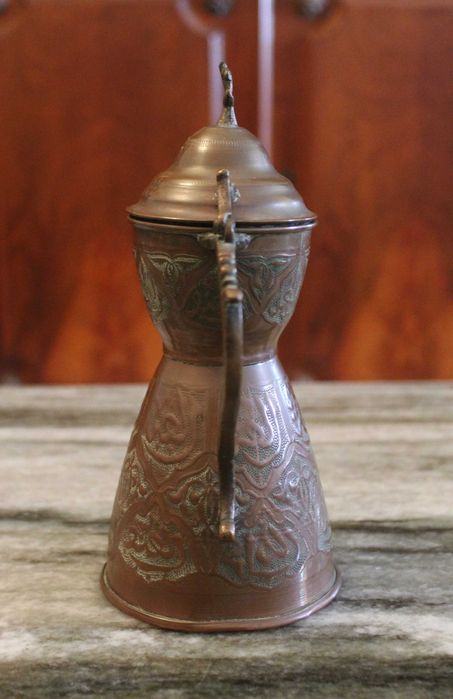 Dallah / chaleira/ cafeteira de cobre decorada com padrões ornamentais