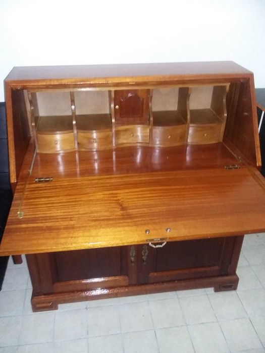 Móvel antigo, muito estimado.