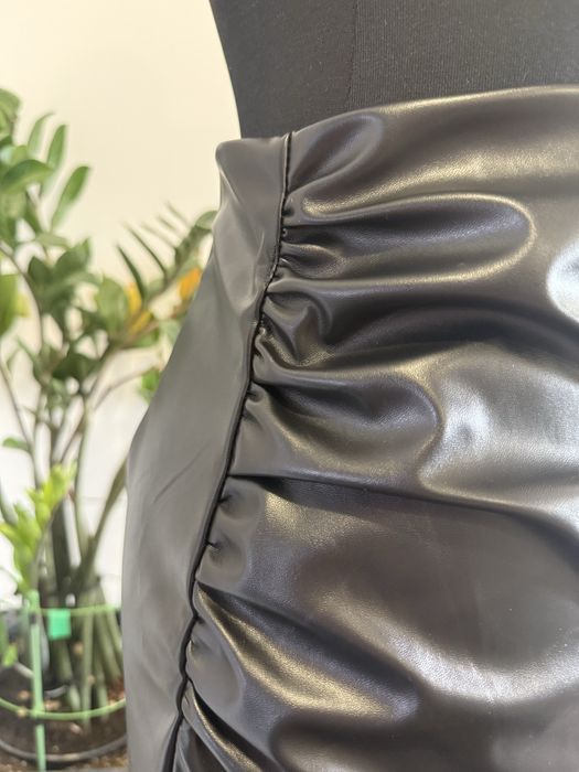 Чорна шкіряна спідниця