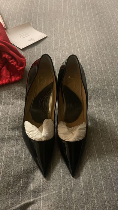 Louboutin semi novo na caixa