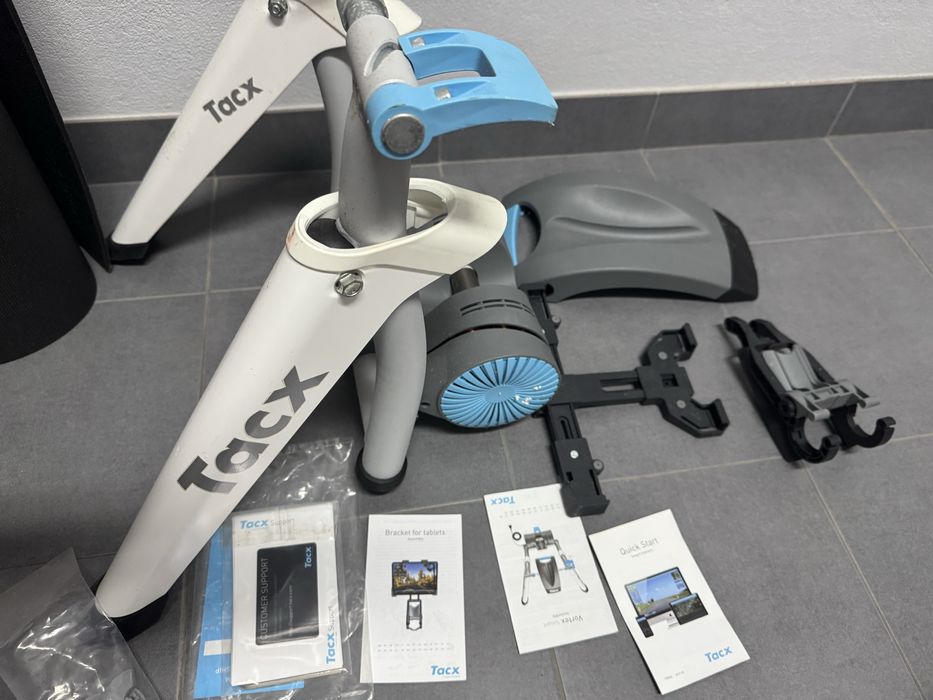 Rolo de ciclismo indoor tacx , com roda propria tacx, e tapete