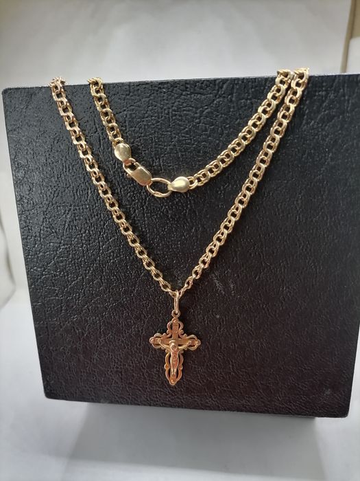 Золотая цепочка с крестиком
