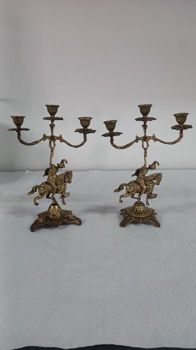Par de Candelabros Vintage em Latão – Cavaleiro Medieval a Cavalo (3 Velas)