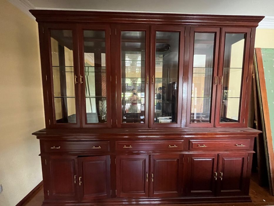 Armário com vidro e prateleiras