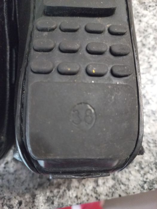 Sapatos pretos em pele