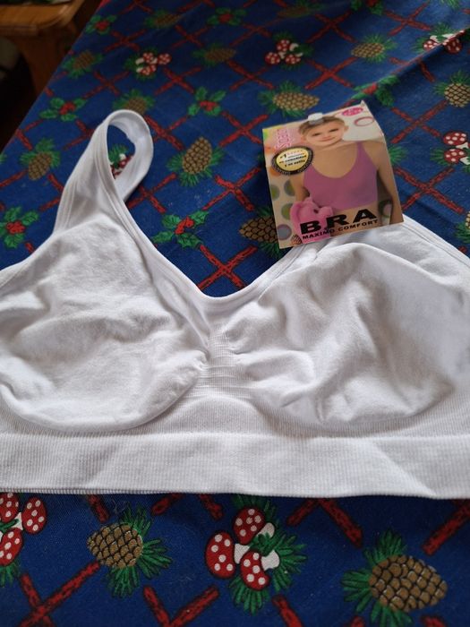 Biustonosz biały na 12-14 lat.