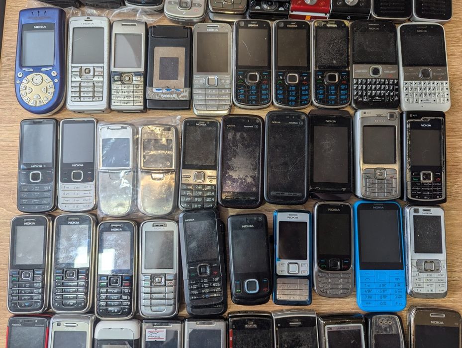 Лот різних моделей телефонів Nokia та Sony Ericsson стани різні