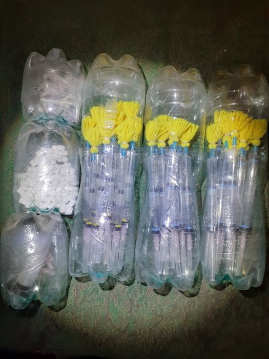 Шприци-дротики для дистанционного введения инъекций животным.