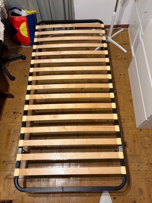 Estrado IKEA Åkkarvik 200x90 | Estrutura metálica e lamas de madeira