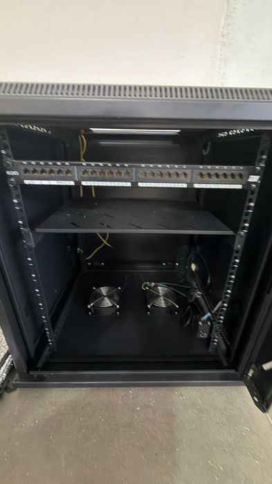 Armário Rack 19" Powergreen (Parede / Chão) com Patch Panel Cat6, Prateleira e Ventoinhas