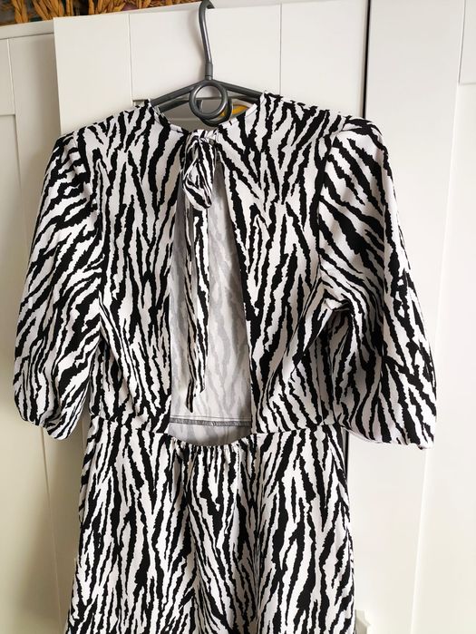 Sukienka trapezowa  zebra z wycięciem L 40