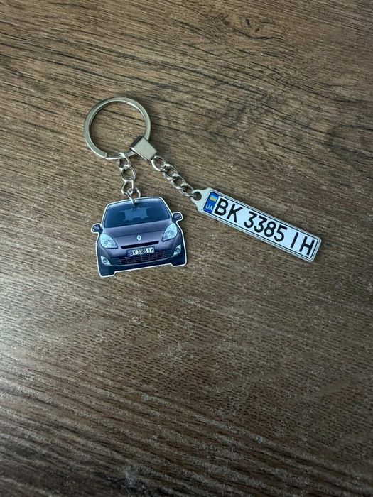 Брелок з номером та моделькою авто. Моделі авто. Брелок Renault  . Сувеніри