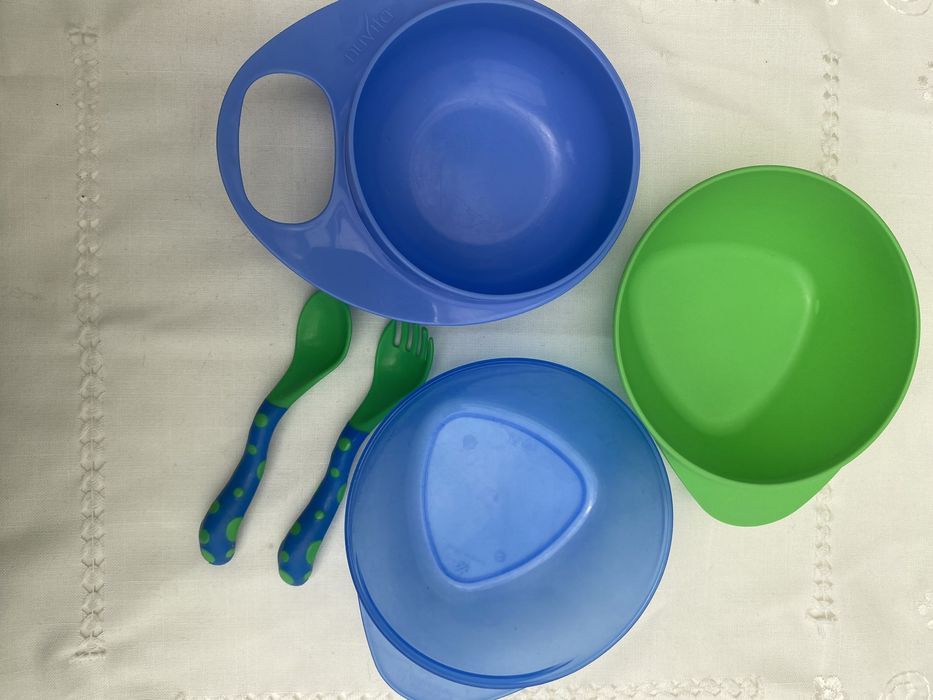 Conjunto de refeição 2 tigelas, um prato de segurar, colher e garfo