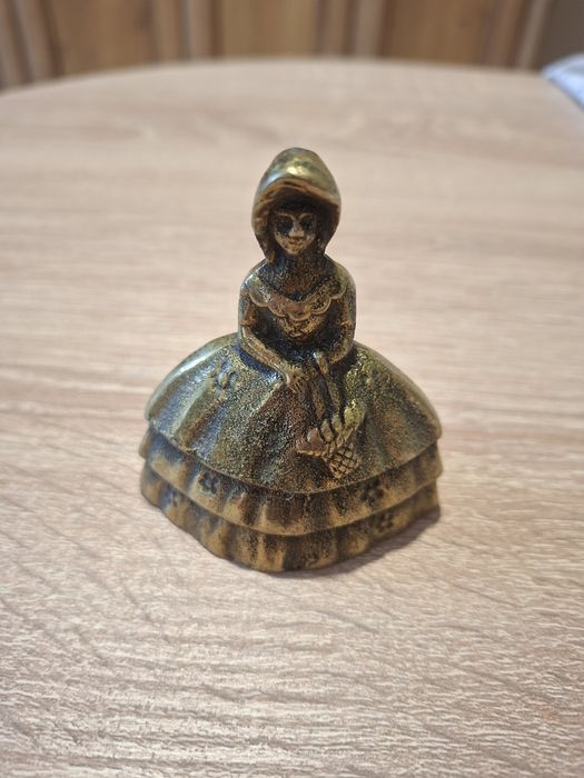 Dzwonek mosiężny kobieta z koszykiem