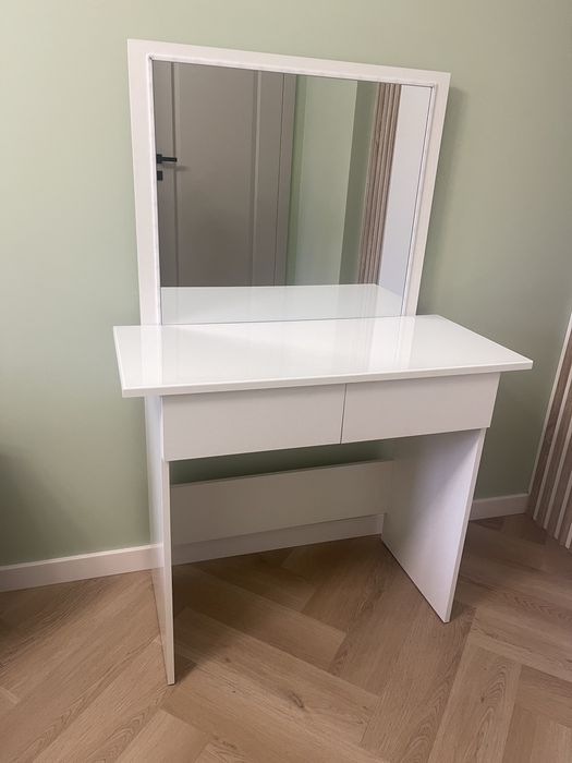 Elegancka biała toaletka z lustrem LED – szklany blat