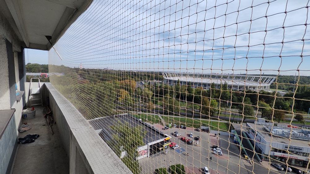 Montaż siatki zabezpieczającej na balkonie dla kotów, przeciw ptakom.