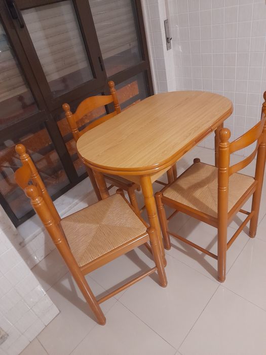 Mesa de cozinha + 4 cadeiras
