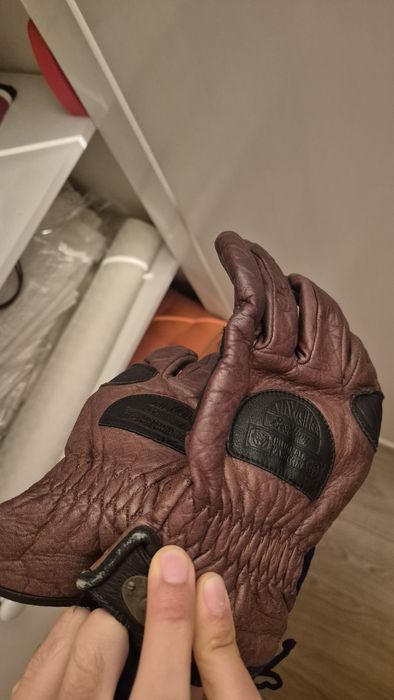 Capacete e luvas de moto
