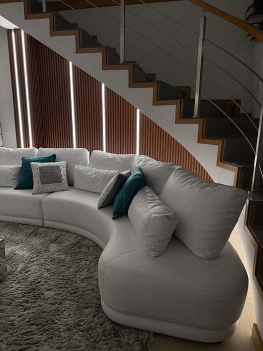 Sofá de sala com conjunto de almofadas