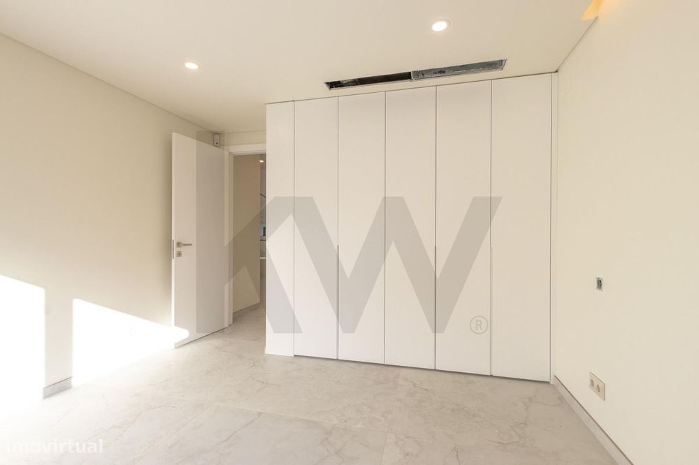 Moradia 4 suites, piscina aquecida e jardim para venda em Cascais