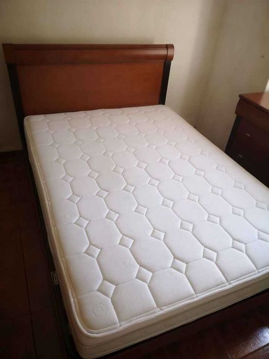 Mobilia de quarto, cama de casal, para desocupar a divisão.