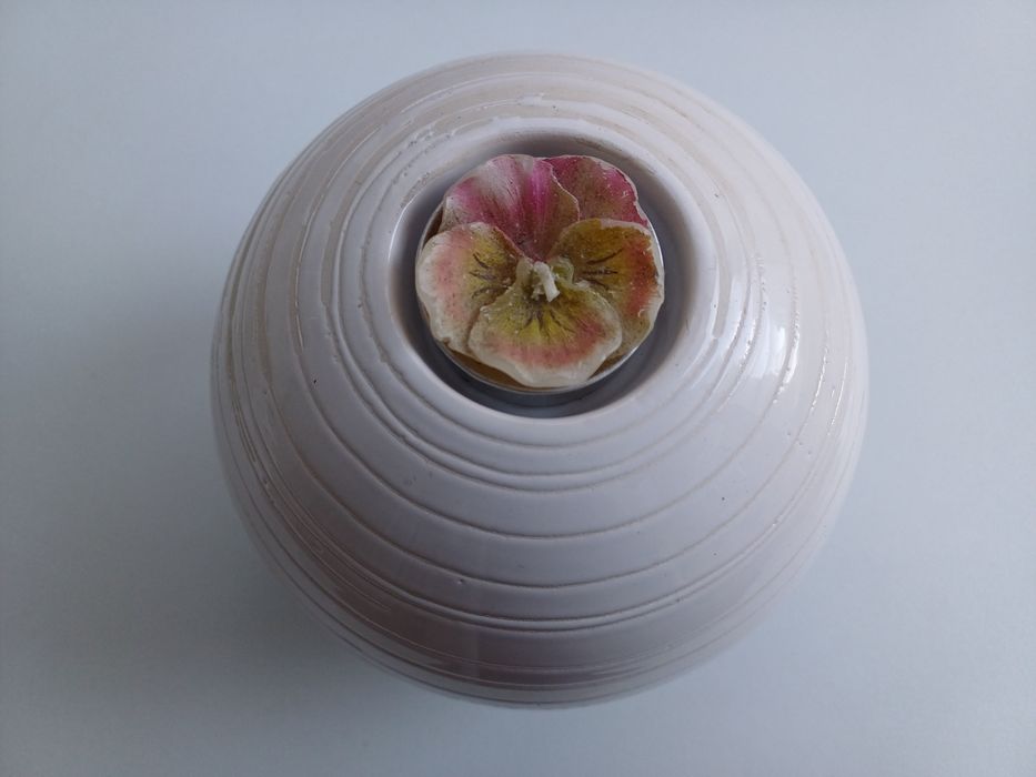 2 porta-velas de cerâmica branca e vela em forma de pêra