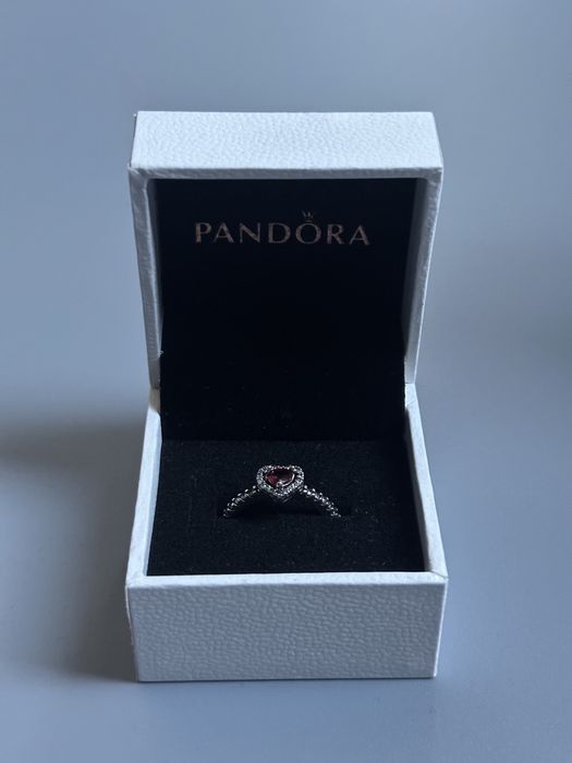 Srebrny pierścionek Pandora z wypukłym czerwonym sercem r. 54