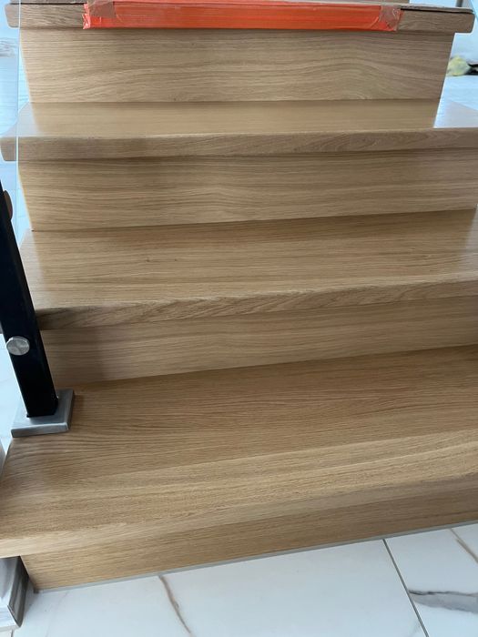 Schody dębowe ze szklaną balustradą nowe