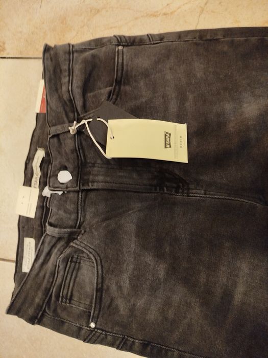 Czarne spodnie jeansowe