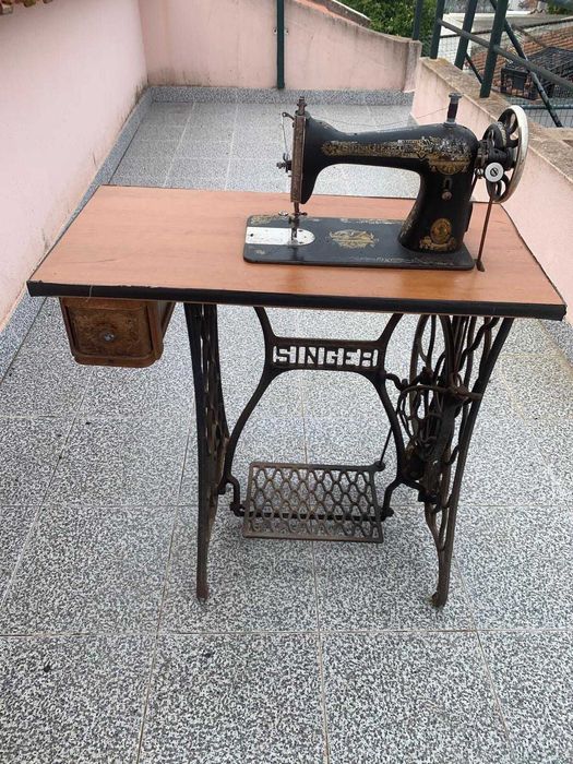 Máquina de Costura Singer