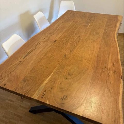 Mesa de jantar em madeira