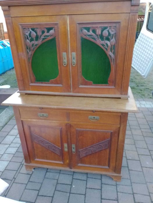 Kredens secesyjny w okleinie orzechowej