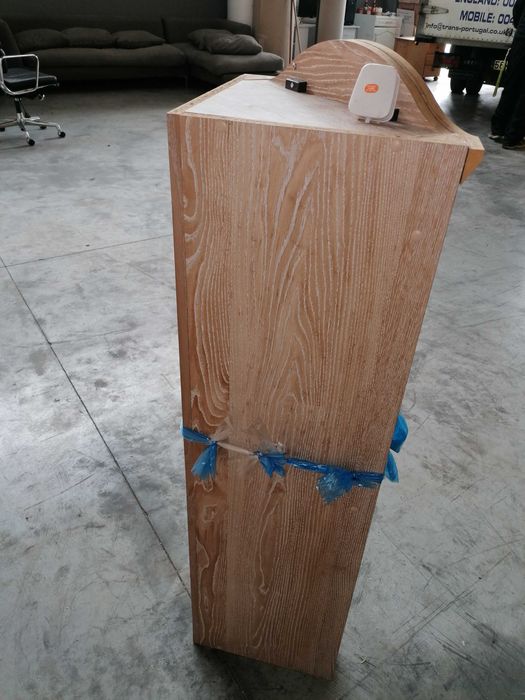 Móvel de Canto com lâmpada interior