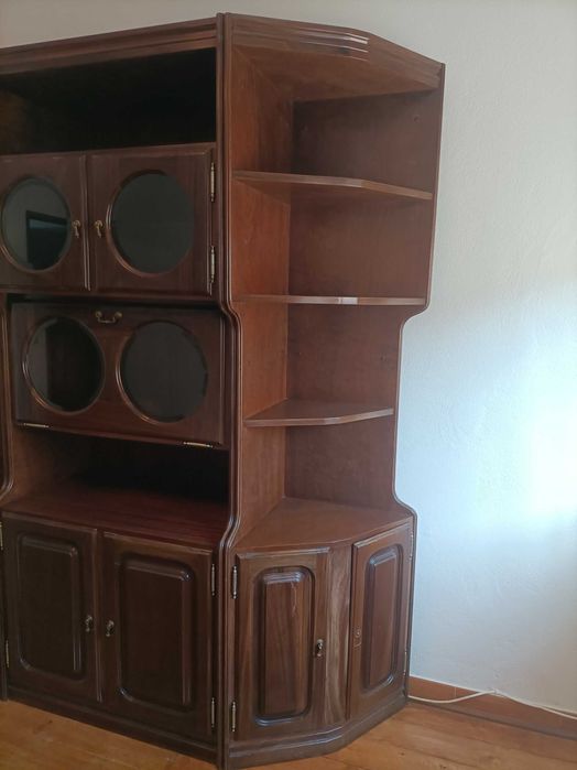 Armário de sala grande em madeira