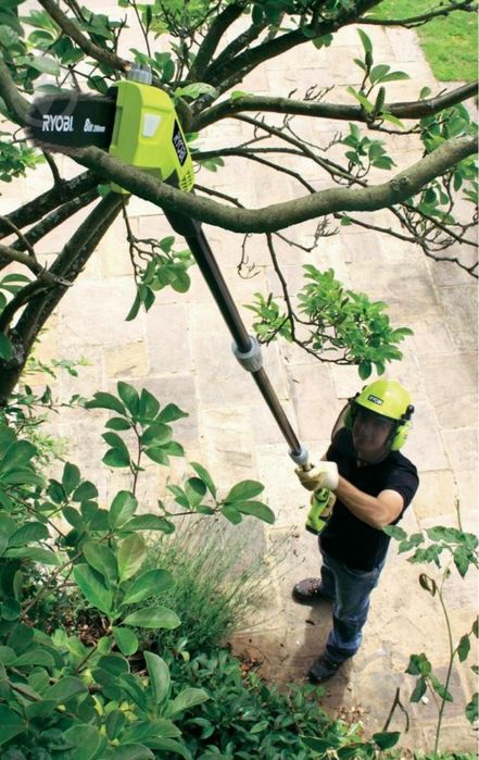 Обрізка саду та дерев.