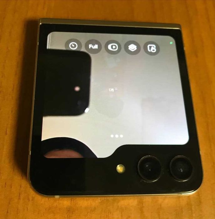 Samsung Galaxy Flip 5 SM-F731B Разбит дисплей.