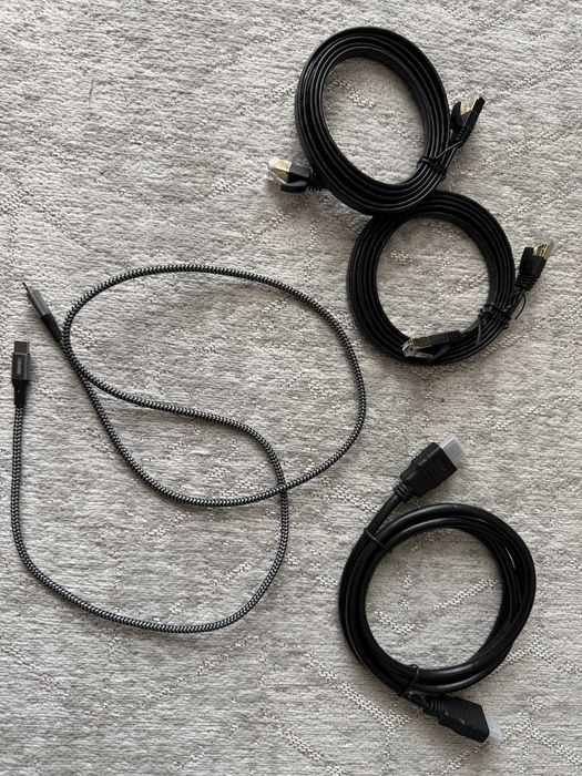 Kable: sieciowy plaski cat 7 (2 szt), hdmi (1 szt), usb c-lighting (1 szt)
