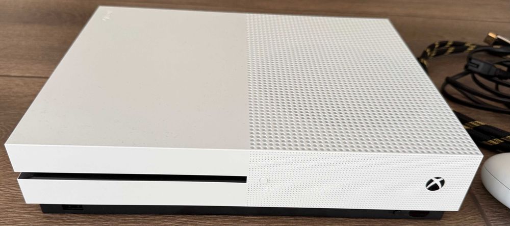Konsola Xbox One S 1 TB stan idealny, z grami