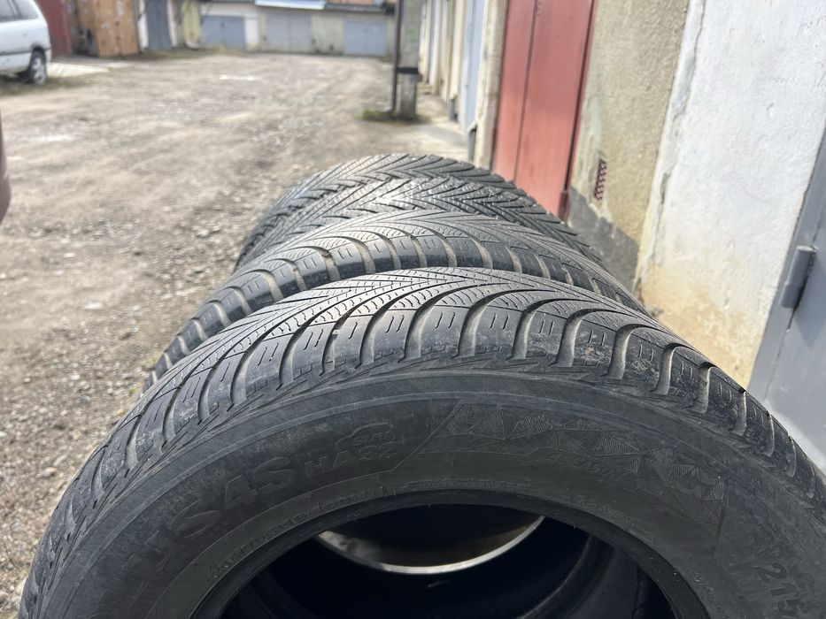 Всесезонні шини 215/70 R16 100H марки Kumho