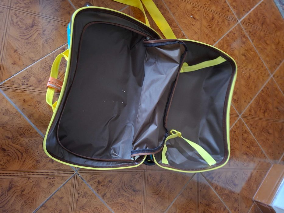 Vende-se 2 malas de criança - trolley de bananas - usadas 1 vez