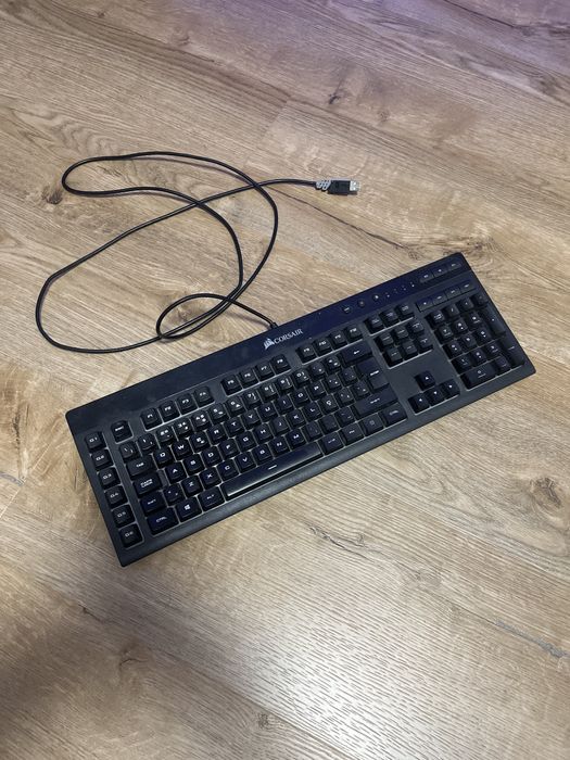 Teclado Corsair K55 RGB – Excelente Estado