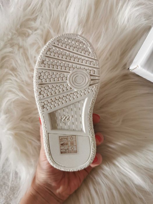 Białe dziecięce sneakersy