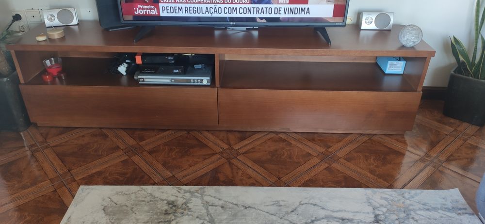 Aparador TV cerejeira
