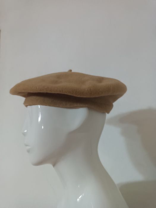 Klasyczny beret wełniany w kolorze karmelowym / beżowym