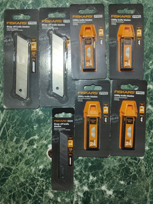 Нож с выдвижным лезвием Fiskars Pro CarbonMax 1062938