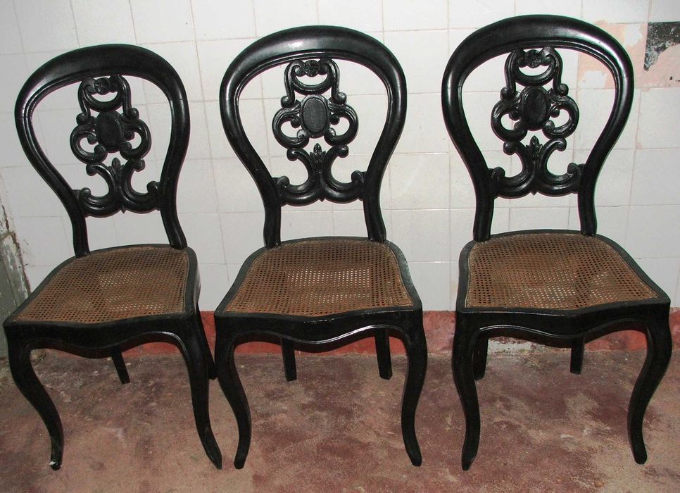 Cadeiras antigas e elegantes