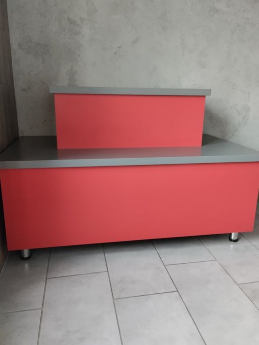 Стіл стелаж вітрина